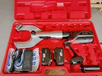 Échantillon disponible : Coupe-câble hydraulique électrique sans fil 20 tonnes 100 mm, outil de coupe robuste à batterie