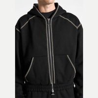 Sweat à capuche zippé noir personnalisé pour homme, avec surpiqûres contrastées, fermeture éclair intégrale bidirectionnelle, poche plaquée, coupe ample, style streetwear, vente en gros