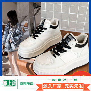 2025 automne hiver femmes en peluche blanc hauteur augmentant chaussures nouveau modèle de sport décontracté polyvalent semelle épaisse plate-forme pain - Product Image 4