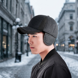 Bonnet en laine avec cache-oreilles, masque intégré et design élégant - Product Image 3