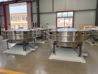 Machine de criblage vibratoire rotative industrielle avec moteur, construction en acier inoxydable, puissance 3KW pour le tamisage de particules fines