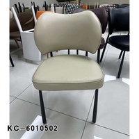 Chaise de salle à manger moderne en cuir PU rembourrée, pieds en fer noir, sans accoudoirs, chaise d'appoint rembourrée et confortable