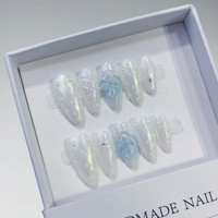 Nouveau produit lancé, fleurs 3D aux couleurs froides flottant dans les nuages, avec un charme éthéré, ongles press-on faits à la main