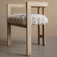 Chaises de salle à manger de luxe au design ancien, sièges en fourrure, cadre en bois pour salle de bain d'hôtel