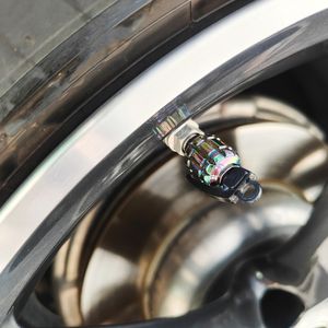 Tapa <span class=keywords><strong>de</strong></span> válvula <span class=keywords><strong>de</strong></span> <span class=keywords><strong>Granada</strong></span> <span class=keywords><strong>de</strong></span> aluminio colorida cubierta <span class=keywords><strong>de</strong></span> vástago <span class=keywords><strong>de</strong></span> rueda <span class=keywords><strong>de</strong></span> coche para coche camión motocicleta bicicleta - Product Image 2