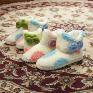 Bottes en <span class=keywords><strong>sherpa</strong></span> pour tout-petits avec pois et nœuds - Chaussons d'intérieur chauds antidérapants confortables pour l'hiver et l'automne, chaussures de maison pour bébés et enfants - Product Image 2