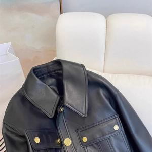 Chaqueta Corta de Cuero Vegano para Mujer 2025 - Diseño Retro de Lujo con Botones Dorados y Múltiples Bolsillos |   Lujo Discreto y Personalizable - Product Image 3