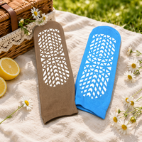 Vente en gros de chaussettes tricotées jetables antidérapantes pour adultes avec motif à pois et semelle antibactérienne en caoutchouc
