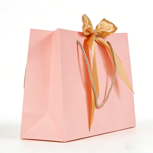 Sacs cadeaux en papier rose de qualité supérieure personnalisables en gros avec poignées torsadées à nœud doré pour l'emballage de cadeaux de mariage - Product Image 3