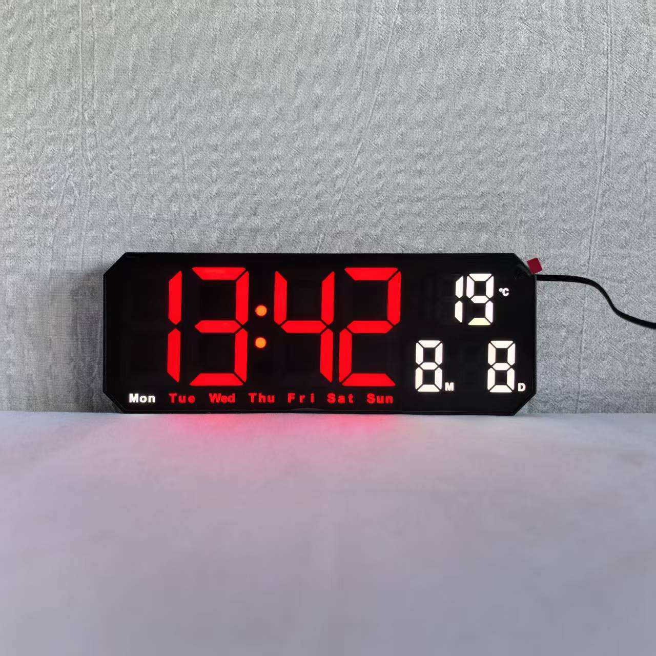 เปลือกสีดำพร้อมไฟสีแดงและสีขาว