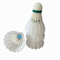 ST NO 1 Badminton est fabriqué avec des plumes d'oie de qualité A++ Il est très résistant et offre un vol stable