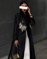 Abaya noire élégante 2026 Vente en gros Abayas décontractées de Dubaï pour femmes musulmanes Broderie avec hijabs Kimono ouvert sur le devant Caftans
