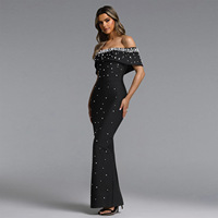 Robe longue noire moulante à épaules dénudées, ornée de perles et de strass, avec col plissé et fente arrière, idéale pour les soirées formelles et les mariages (invitée)
