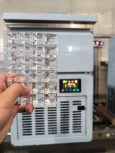 Fabbricatore di Ghiaccio Commerciale in Acciaio Inox con Controllo Touch, per Uso Domestico e Alberghiero, Produzione Giornaliera 30-40kg di Ghiaccio Quadrato - Product Image 4