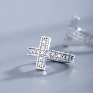 Piccoli orecchini a croce da donna, semplici accessori per l'uso quotidiano - Product Image 3