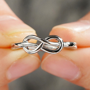 Elegante Anello a Forma di Otto, Design Minimalista e Creativo, Gioiello da Donna alla Moda per Uso Quotidiano, Regalo Chic - Product Image 2