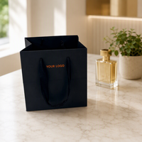 Sac fourre-tout en papier personnalisé, entièrement imprimé, à fond plat, en carton blanc, avec poignées torsadées en corde, pour le branding des magasins