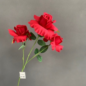 LE-435 Ingrosso 3 Teste di Rose Rosse Artificiali in Seta 63cm, Fiori Finti Realistici per Matrimoni, San Valentino, Composizioni Floreali - Product Image 1