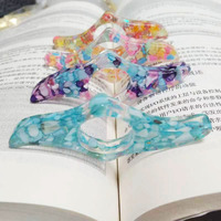 Marque-page ergonomique en acrylique transparent iridescent avec anneau de pouce creux pour la lecture, motif confettis arc-en-ciel en résine