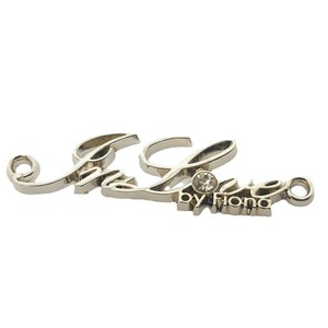 Placa de identificación metálica Desong de acero inoxidable, etiqueta para bolsos, logotipo personalizado fundido a presión para bolsos, carteras y ropa. - Product Image 3