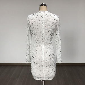 ชุดเดรสมิดิไร้สายสีแดงสำหรับผู้หญิงชุดเดรสเปิดหลังผ่าด้านหน้าผ้าชีฟองพิมพ์ลายวัสดุดีไซน์ตะเข็บย่นเซ็กซี่ฤดูร้อนแบบปรับแต่งได้อย่างสง่างาม - Product Image 4