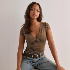 Camiseta de <span class=keywords><strong>Moda</strong></span> 2025, Nueva, Cuello en V Profundo, Color Sólido, Ajustada a la Cintura, Estiliza la Figura, Elegante, de Poliéster, Manga Corta - Product Image 2
