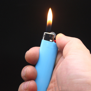 Briquet à butane jetable J6 en plastique avec logo J26, roue d'allumage, design moderne pour camping, fêtes et cigarettes – Vente en gros - Product Image 5