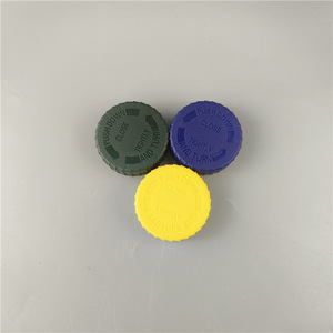 El fabricante vende tapas de rosca operadas por engranajes de 42 dientes para botellas de productos químicos y botellas de pigmentos (muestras). - Product Image 1
