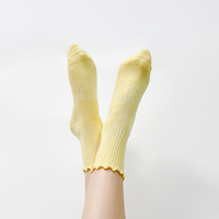Chaussettes de Pilates antidérapantes en coton avec logo brodé et points de préhension pour femmes, idéales pour le yoga, la barre et l'entraînement en studio