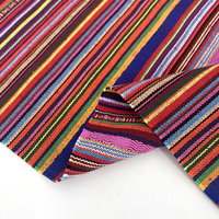 Klassischer gestreifter Jacquard-Stoff aus buntem Polyester-Baumwollgarn im ethnischen Stil für Kleidungs stücke