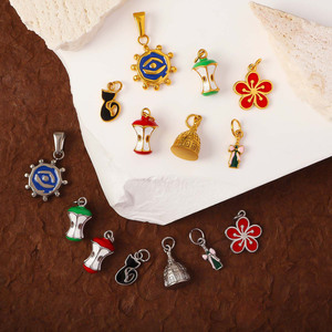 Colgante de Moda Olivia de Acero Inoxidable con Ojo de Gato, Bañado en Oro de 18k, con Diseño de Mariposa y Flor, para Hombres y Mujeres, Ideal para Manualidades - Product Image 1