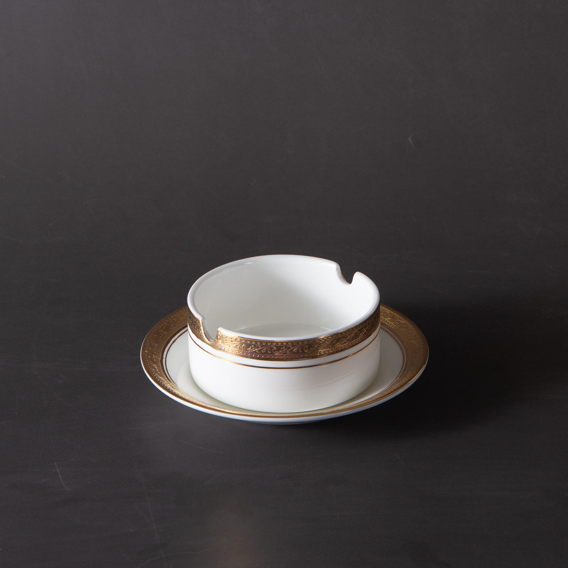 The ashtray comes with a plate