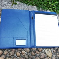 Carpeta de Cuero Genuino de Alta Gama para Diplomas y Certificados A4, con Patrón Repujado, Organizador de Documentos para Habitaciones de Hotel