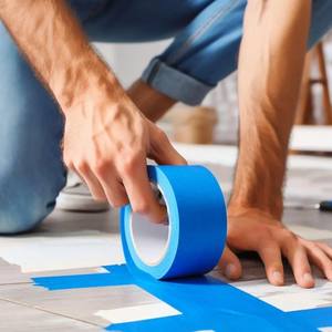 Papier <span class=keywords><strong>de</strong></span> <span class=keywords><strong>masquage</strong></span> <span class=keywords><strong>de</strong></span> peinture en aérosol <span class=keywords><strong>de</strong></span> voiture en caoutchouc bleu direct d'usine adhésif acrylique simple face non résiduel résistant aux hautes températures - Product Image 4