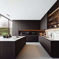 Cuisine moderne de luxe en bois foncé avec îlot, plan de travail en marbre et étagères ouvertes