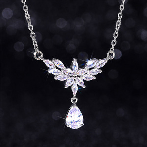 Collana con ciondolo in cristallo, design floreale placcato in rodio argento, ciondolo a goccia, gioielli da sposa per donna - Product Image 1