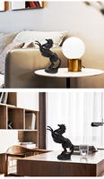 Vente en gros d'artisanat en résine de style antique moderne Sculpture de cheval de décoration de maison, Style européen, cadeau de bureau pour la maison et le bureau.
