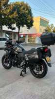Moto de tourisme d'aventure monocylindre 250cc refroidie par eau, moto ADV avec valises latérales et coffre de toit