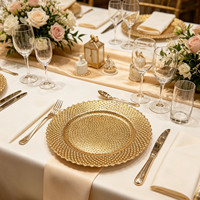 Assiette de présentation dorée perlée résistante à l'usure, réutilisable, avec base brillante antidérapante pour service hôtelier à fort trafic