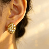 Pendientes de Plata y Oro de 14K con Diseño Ovalado de la Virgen María en Relieve, Joyería Religiosa Vintage