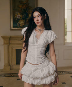 Ensemble haut à manches bouffantes brodé et mini-jupe à volants avec détail nœud, idéal pour un look mignon ou romantique - Product Image 1