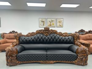 Sofá Chesterfield Tradicional de Madera Maciza con Respaldo Acolchado en Cuero PU Negro, Tres Plazas, Mueble para Sala de Estar - Product Image 2