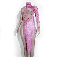 Robe rose vif à franges de strass, maille nude, asymétrique à une manche, col montant, avec pampilles, pour danse latine, drag, gogo et scène