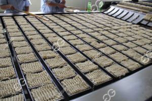 เครื่องบรรจุถ้วยอัตโนมัติเชิงพาณิชย์เครื่องทําบะหมี่กึ่งสําเร็จรูปสายการผลิตบะหมี่กึ่งสําเร็จรูปทอด - Product Image 5