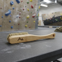 Brosse d'escalade en bois durable à poils de sanglier avec motifs personnalisés, vente en gros, brosse de nettoyage pour le bouldering