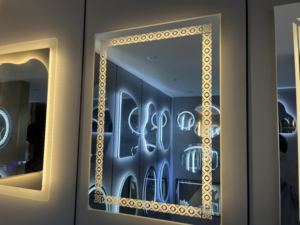 Espejo de baño LED inteligente antiniebla de alta definición sin marco personalizado de fábrica con diodo luminoso para apartamento de Hotel en casa - Product Image 3