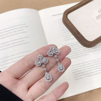 Boucles d'oreilles pendantes en or blanc 18 carats avec diamants de laboratoire en forme de trèfle à quatre feuilles, boucles d'oreilles fines et élégantes