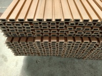 Extrusion de Co imperméable extérieur en bois composite cannelé creux WPC Panneaux de revêtement Façade Décoration de maison Panneau mural en WPC extérieur