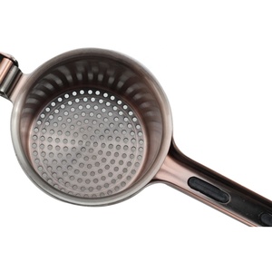 Presse à pommes de terre à poignée antidérapante pour écraser des patates douces pour servir dans des bols - Product Image 4