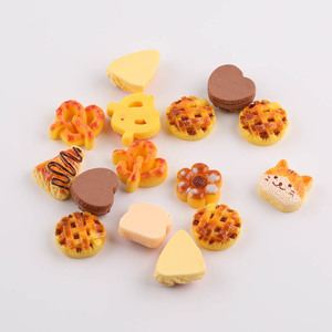 Accesorios de Resina para Joyería DIY con Diseño de Galletas Simuladas, Decoraciones para Carcasas de Teléfono con Estilo de Dibujos Animados en Colores Variados - Product Image 4